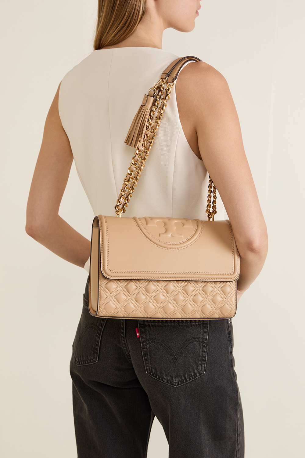 תמונת כל הלוק של תיק קרוסבודי פלמינג TORY BURCH